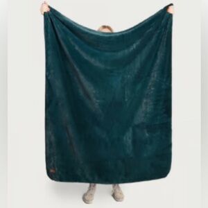 Unhide Lil Marsh size small (50”x60”) in Emerald Kitten - new